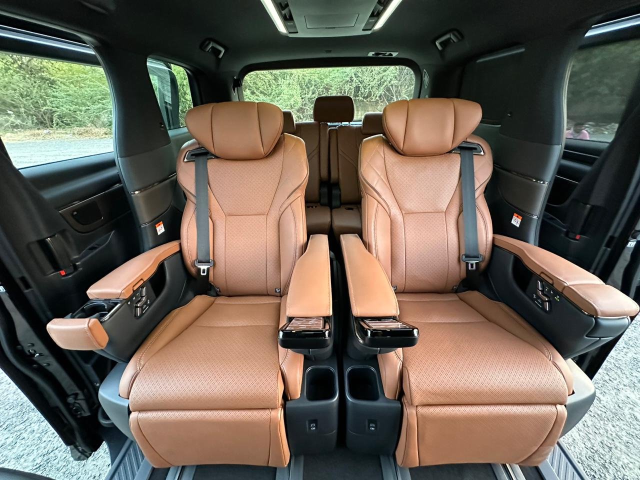 Toyata-Vellfire-Executive-Lounge