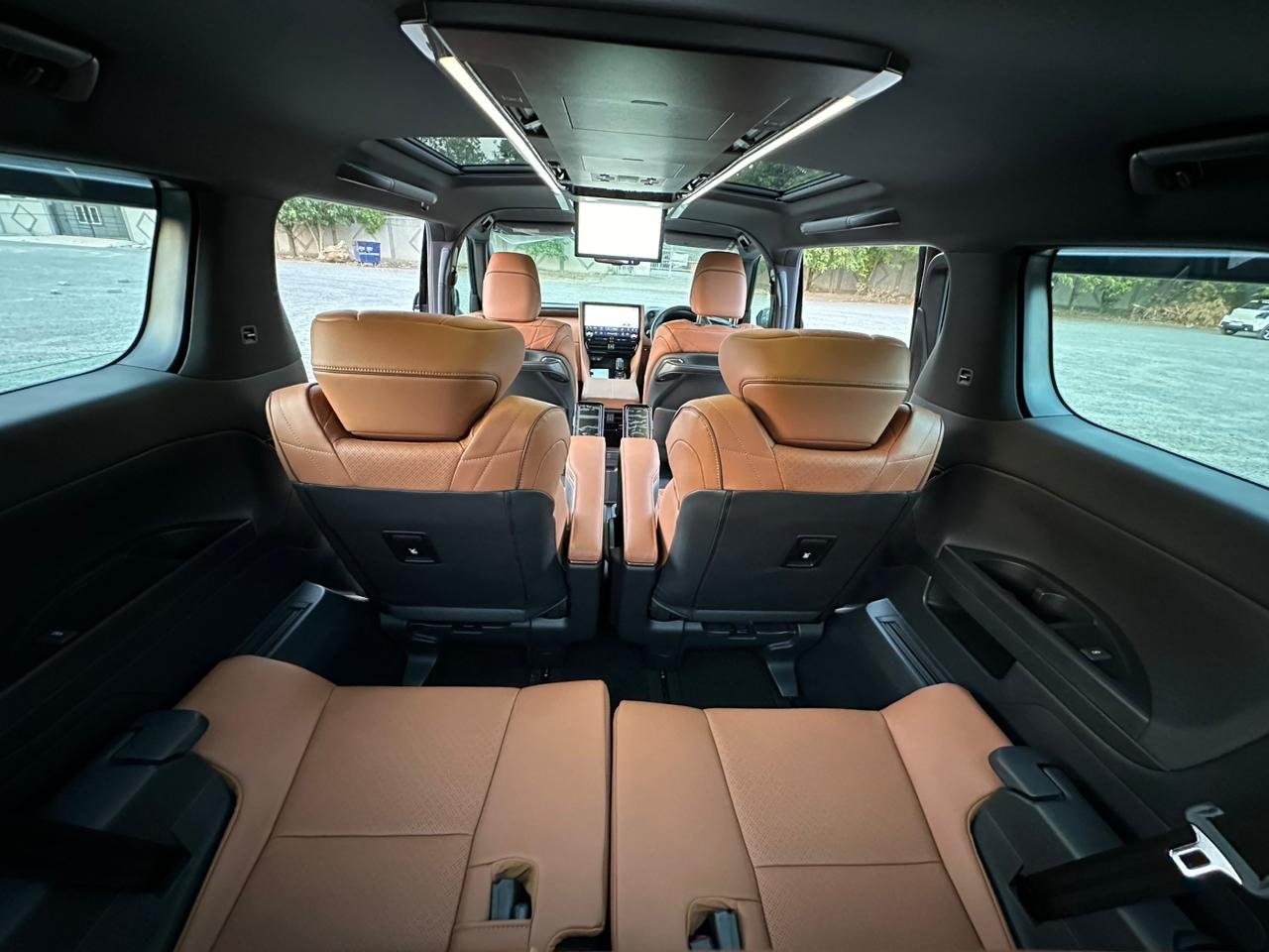 Toyata-Vellfire-Executive-Lounge